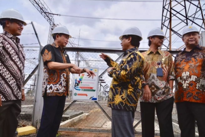 Menteri ESDM saat memantau kondisi listrik di Pusat Pengatur Beban (P2B) PLN di Gandul, Depok, Jawa Barat, Jumat (12/4). (Foto: Kementerian ESDM)