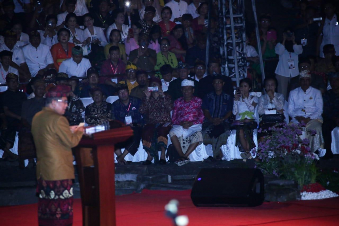 Wapres memberikan sambutan pada Perayaan Hari Suci Nyepi Tahun Baru Saka 1941 di Art Center, Denpasar, Bali, Sabtu (6/4). (Foto: Kemenag).