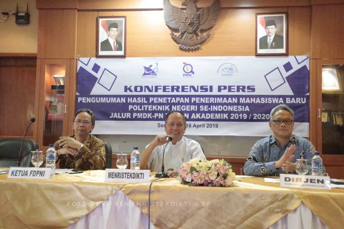 Menristekdikti M. Nasir mengumumkan hasil seleksi PMDK-PN, di kantor Kemenristekdikti, Jakarta, Rabu (16/4). (Foto: Humas Kemenristekdikti).