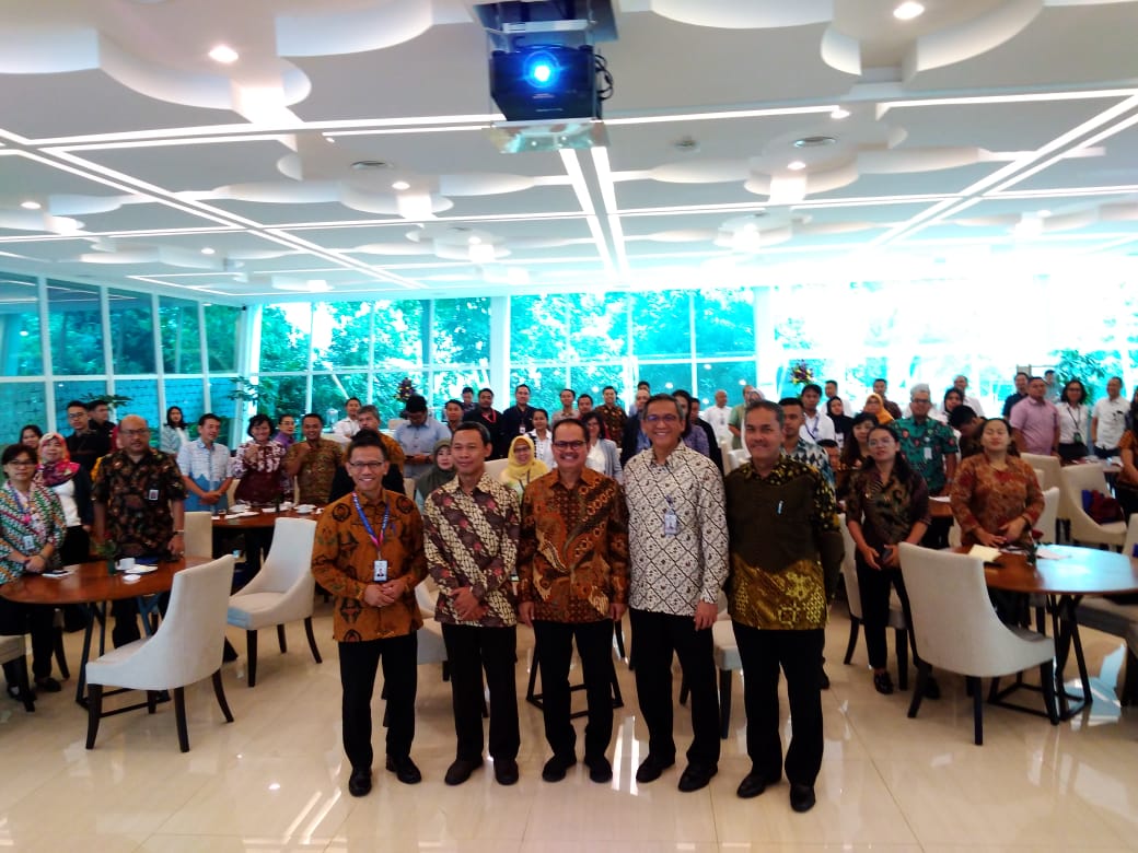 Seluruh peserta forum tematik bakohumas Kemlu berfoto bersama dalam acara yang dilaksanakan di Aula Kantin Diplomasi, Kemlu, Jakarta, Kamis (4/4). (Foto: Humas/Nisa)