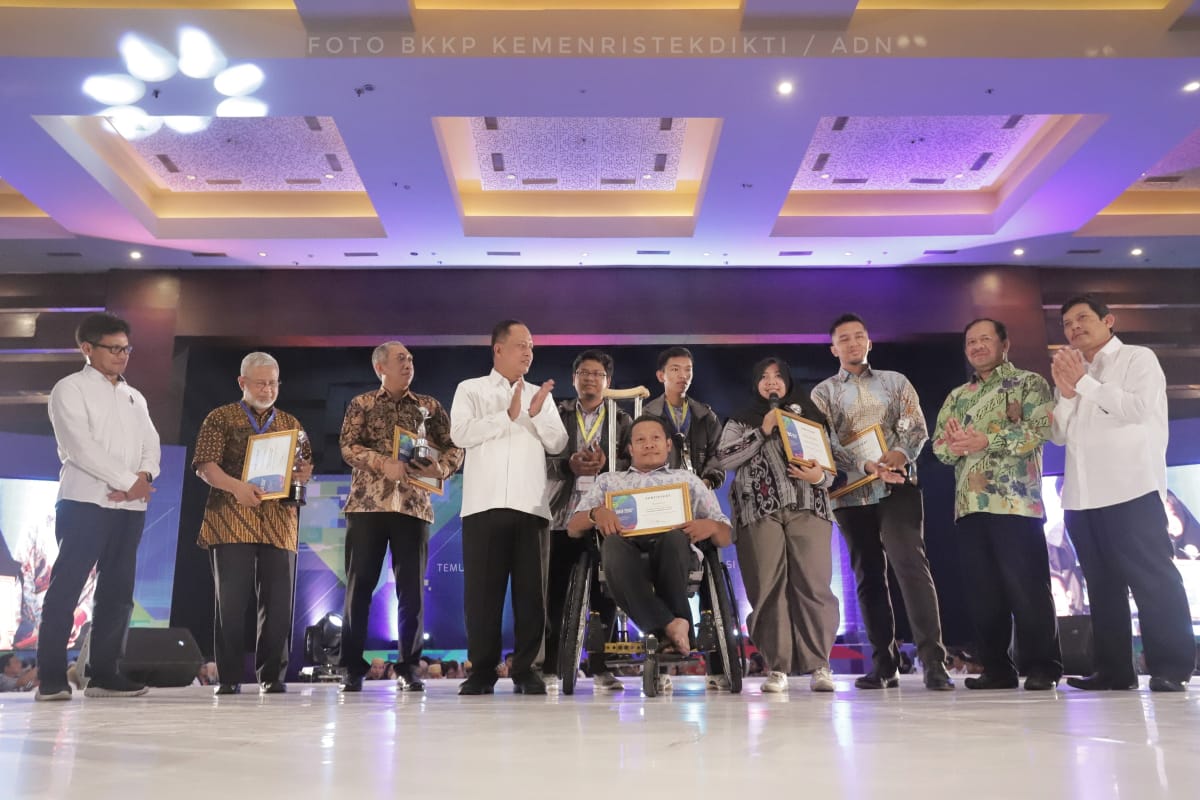 Menristekdikti saat beri penghargaan pada Indonesia Startup Summit (ISS) 2019 di Jakarta International Expo, Rabu (10/4). (Foto: Kemenristekdikti).