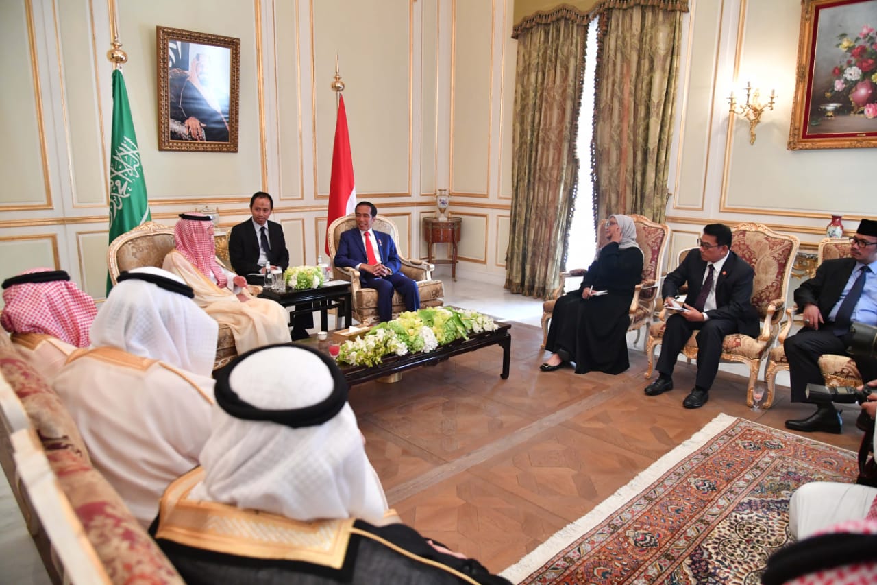 Presiden bertemu dengan Menteri ESDM Arab Saudi di Royal Guest House, Riyadh, Minggu (14/4). (Foto: BPMI)