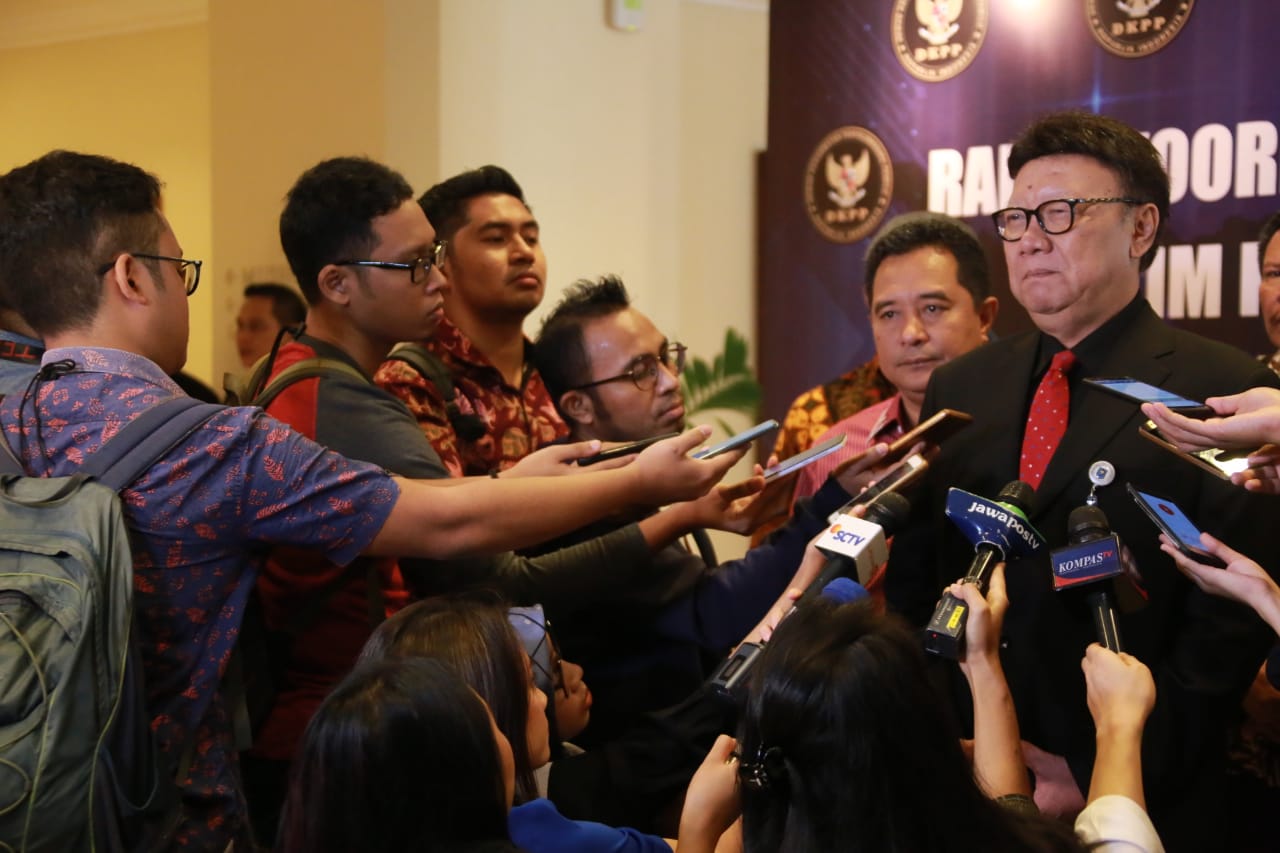 Mendagri menjawab pertanyaan wartawan di Hotel Sari Pan Pacific, Jakarta Pusat, Sabtu (6/4). (Foto: Kemendagri)