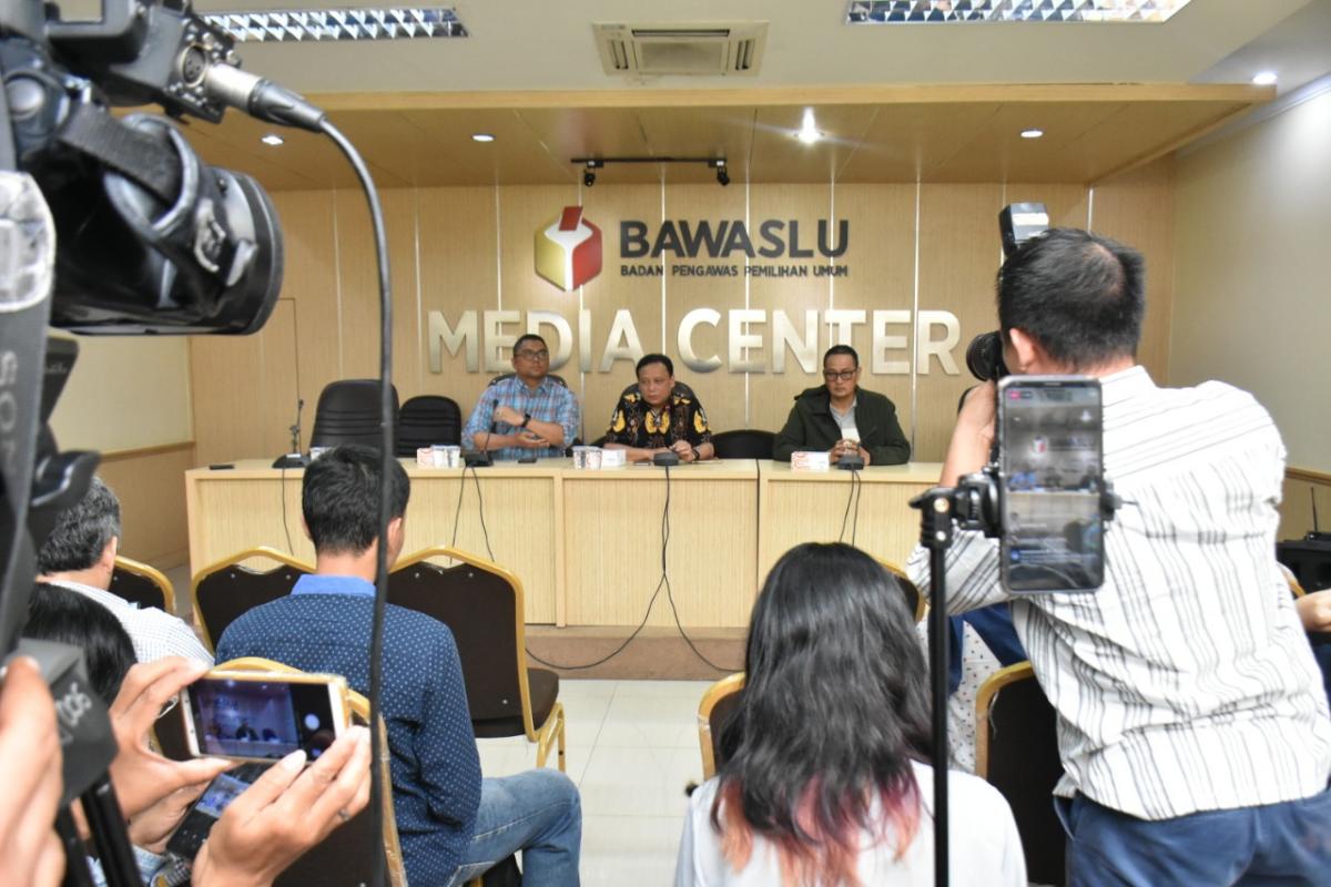 Bawaslu dan Kementerian Kominfo lakukan konferensi pers  di Media Center Kantor Bawaslu, Jakarta Pusat, Sabtu (13/4). (Foto: Kementerian Kominfo)