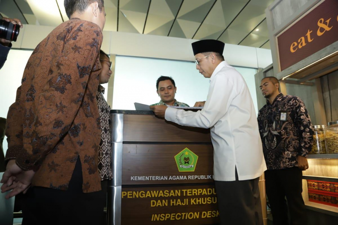 Menag usai melakukan peninjauan pelayanan haji dan  umroh, di Bandara Soekarno-Hatta, Cengkareng, Minggu (26/5). (Foto: Humas Kemenag).