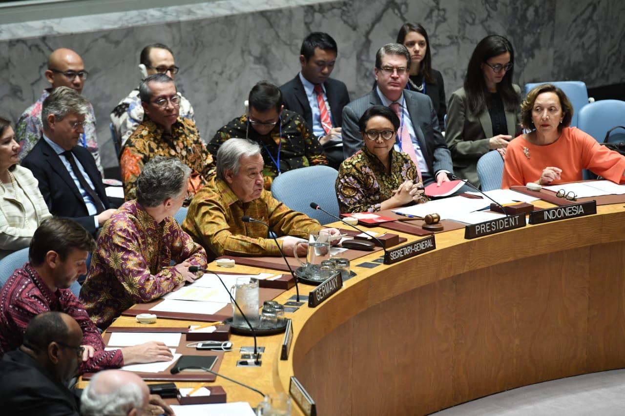 Menlu Retno Marsudi memimpin Sidang DK PBB di New York, AS, yang diikuti sejumlah peserta dengan dress code batik. (Foto: Kemlu RI)