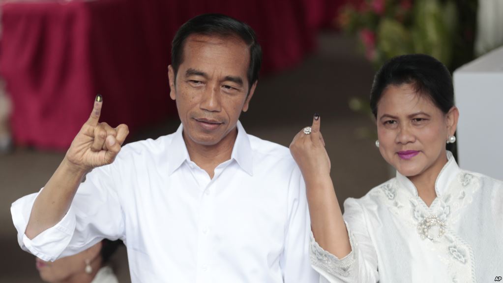 Presiden Jokowi dan Ibu Negara Iriana usai menggunakan hak pilihnya pada Pemilu Serentak 17 April lalu. (Foto: IST)