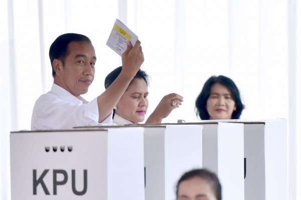 Presiden Jokowi saat memilih di TPS daerah Gambir, Jakarta.