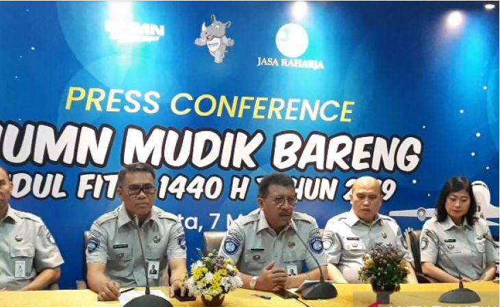 Dirut PT Jasa Raharja (Persero) Budi Rahardjo menyampaikan keterangan pers program Mudik Bareng BUMN 2019, di Jakarta, Selasa (7/5) siang. (Foto: Antara)