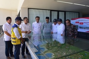 Presiden Jokowi didampingi Seskab dan Menteri PUPR memperhatikan maket pengembangan Mandalika yang akan menjadi lokasi MotoGP 2021, di Kab. Lombok Tengah, NTB, Jumat (17/5) siang. (Foto: Deny S/Humas)