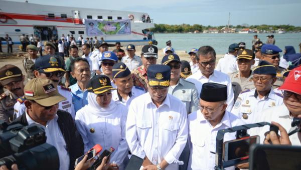 Menhub bersama Gubernur Jatim menjawab pertanyaan wartawan di Pelabuhan Kalianget, Kabupaten Sumenep, Senin (3/6). (Foto: Kemenhub)