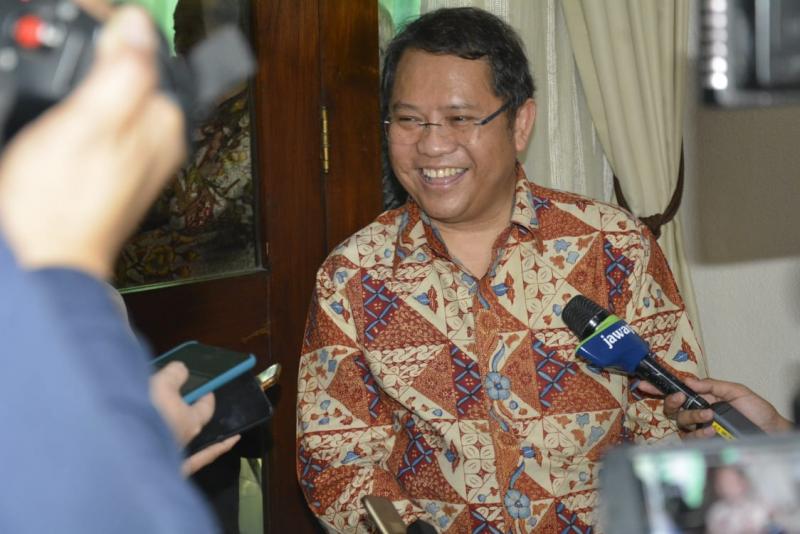 Menteri Kominfo menjawab wartawan saat silaturahmi idulfitri 1440 H di rumah dinas, Jakarta, Rabu (5/6). (Foto: Kemkominfo)