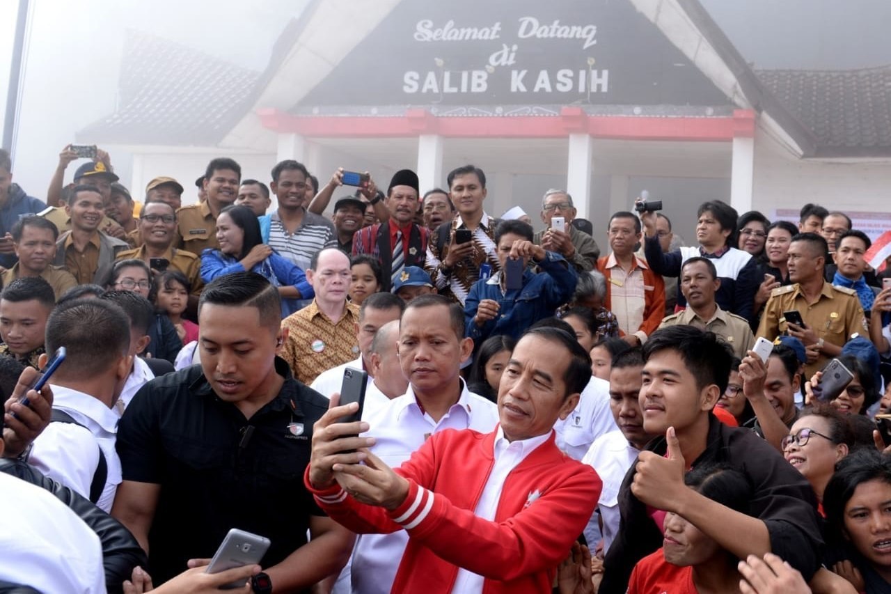 Tinjau Kawasan Wisata di Tapanuli Utara, Presiden Beli Jaket Ulos