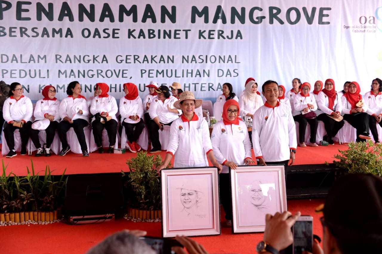 Ibu Negara Terjun Bersama Masyarakat Tanam Mangrove di Batam