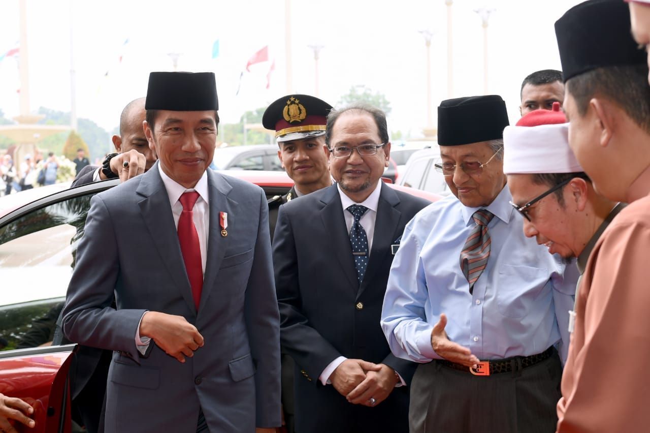 Kompak Berpeci, Presiden Jokowi dan PM Mahathir Salat Jumat Bersama