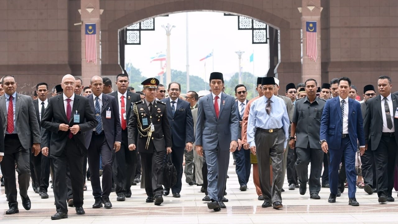 Salat Jumat Bersama, Presiden Jokowi dan PM Mahathir Disambut Imam Besar Masjid Putra