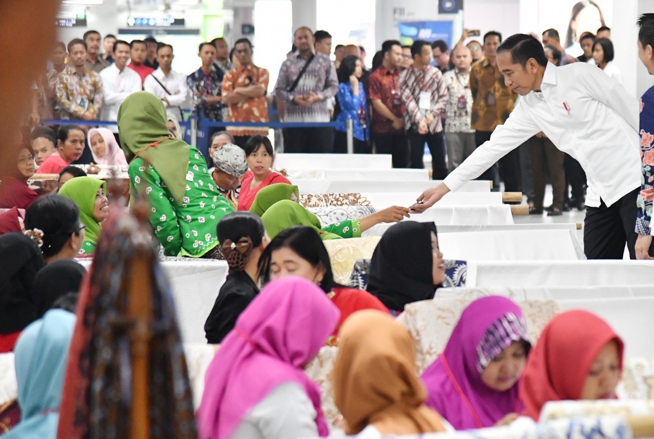 Presiden Jokowi dan Ibu Negara Membatik Garuda Nusantara