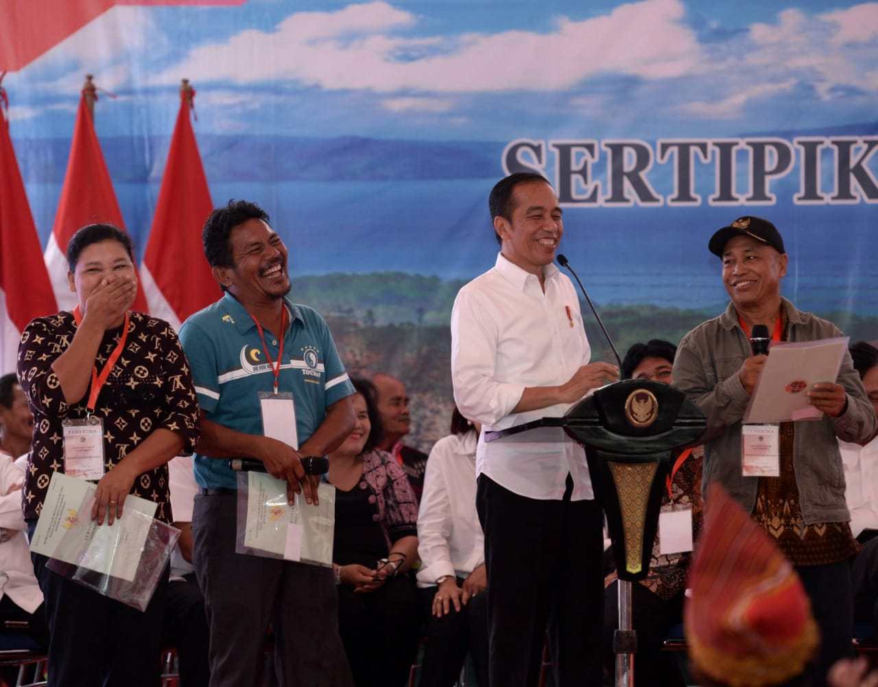Presiden Serahkan 1.000 Sertifikat Hak Atas Tanah untuk Rakyat di Kabupaten Samosir