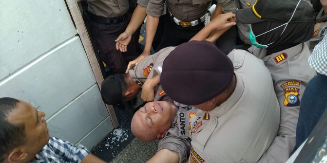 Kapolresta Pekanbaru Terinjak Pendemo Saat Ajak Demonstran Duduk Diskusi    