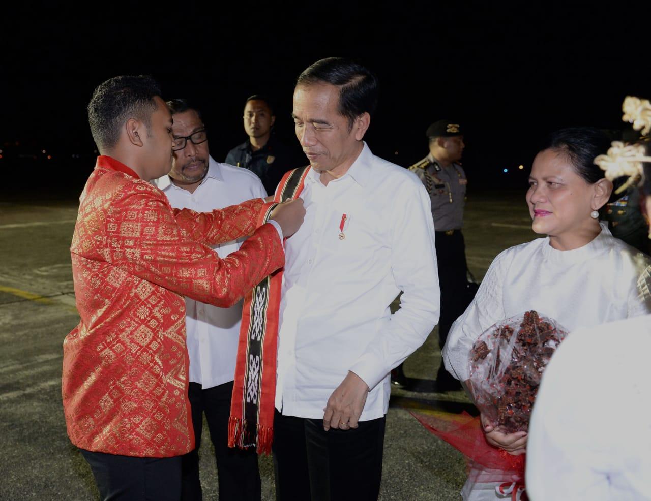 Jokowi Mendarat di Ambon Selepas Kunker Papua   