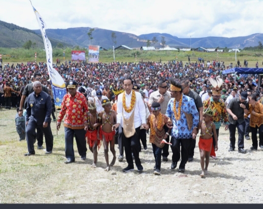 Tiba di Papua, Jokowi Disambut Tarian Khas Suku Arfak