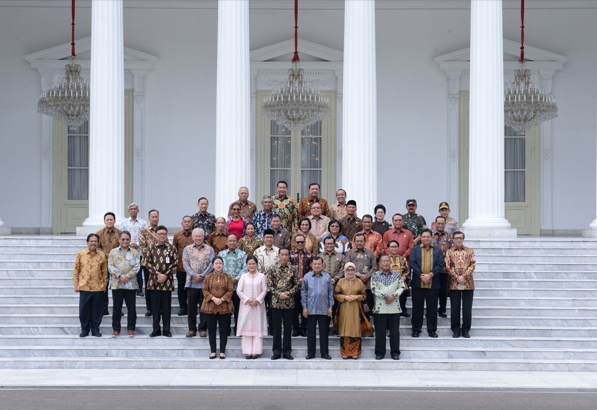 Momen Perpisahan Presiden Jokowi & Seluruh Menteri di Undakan Tangga Istana