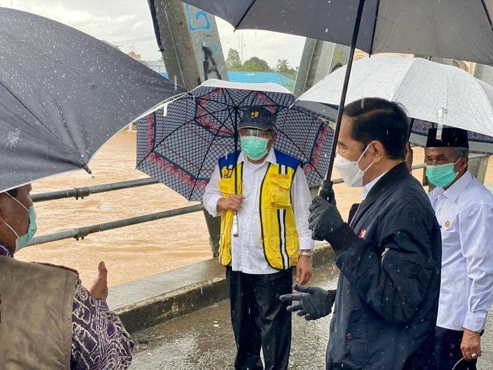 Tiba di Kalsel, Presiden Jokowi Langsung Tinjau Sungai Martapura yang Masih Meluap