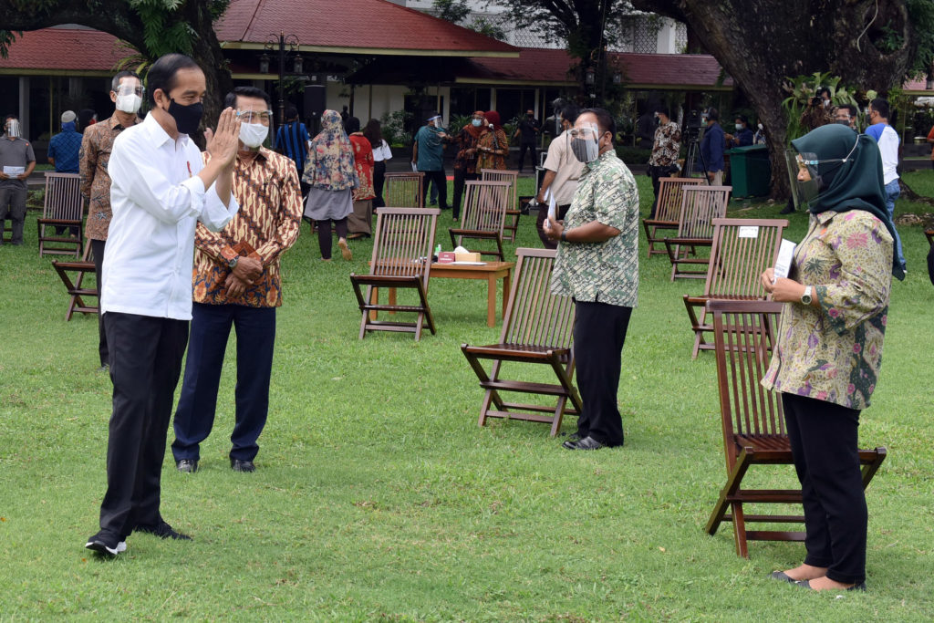 Jokowi Kembali Serahkan Bantuan Modal Kerja kepada Sejumlah Pelaku Usaha Mikro dan Kecil