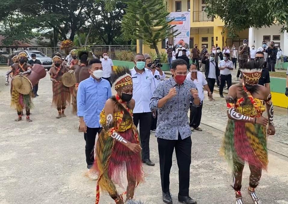 Bersama Stafsus Presiden Billy Mambrasar, Mendikbud Kunjungi Kampung Adat di Sorong, Papua Barat