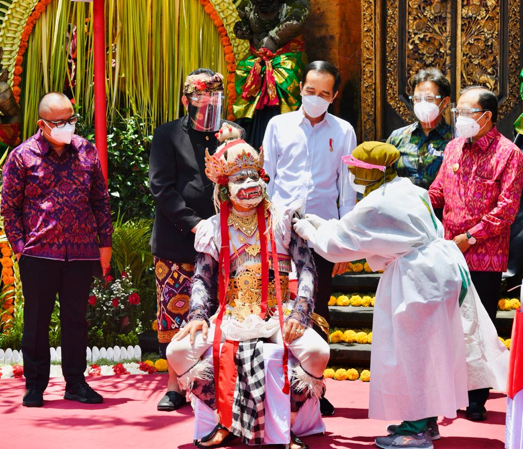 Tinjau Vaksinasi Massal di Bali, Presiden Berharap Sektor Pariwisata Bali Segera Bangkit
