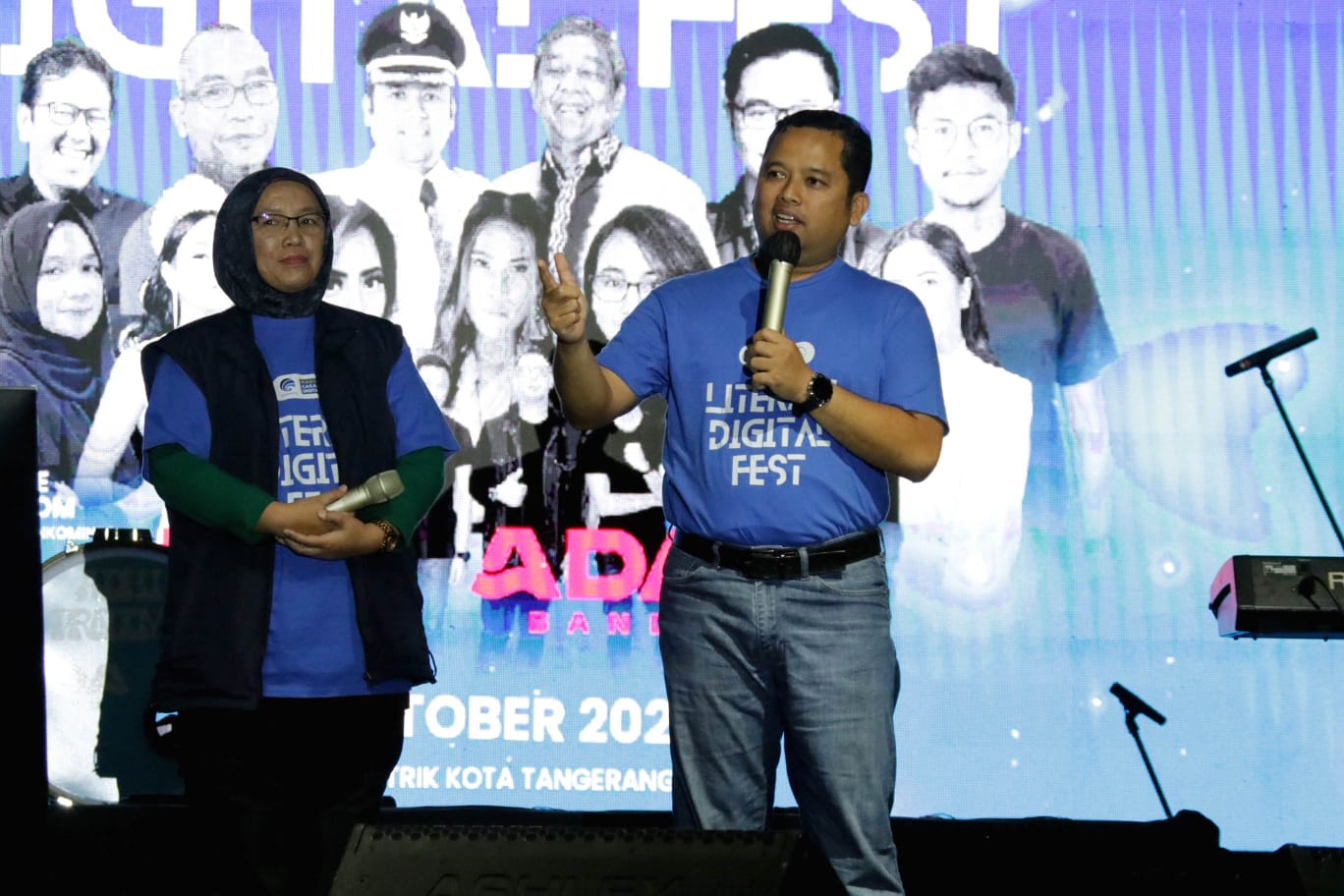 Masyarakat dari berbagai daerah tumpah ruah pada event Literasi Digital Fest 2023 yang digelar di Taman Elektrik Kota Tangerang. Wali Kota Tangerang H. Arief R. Wismansyah turut hadir menyapa seluruh masyarakat sekaligus memberikan hadiah kepada para pemenang lomba cerdas cermat digital. “Saya atas nama Pemerintah Kota Tangerang mengucapkan terima kasih kepada Kementerian Kominfo atas terselenggaranya kegiatan ini serta tentunya masyarakat yang begitu antusias dengan acara ini,” ungkap Arief dalam sambutannya, Minggu (8/10).