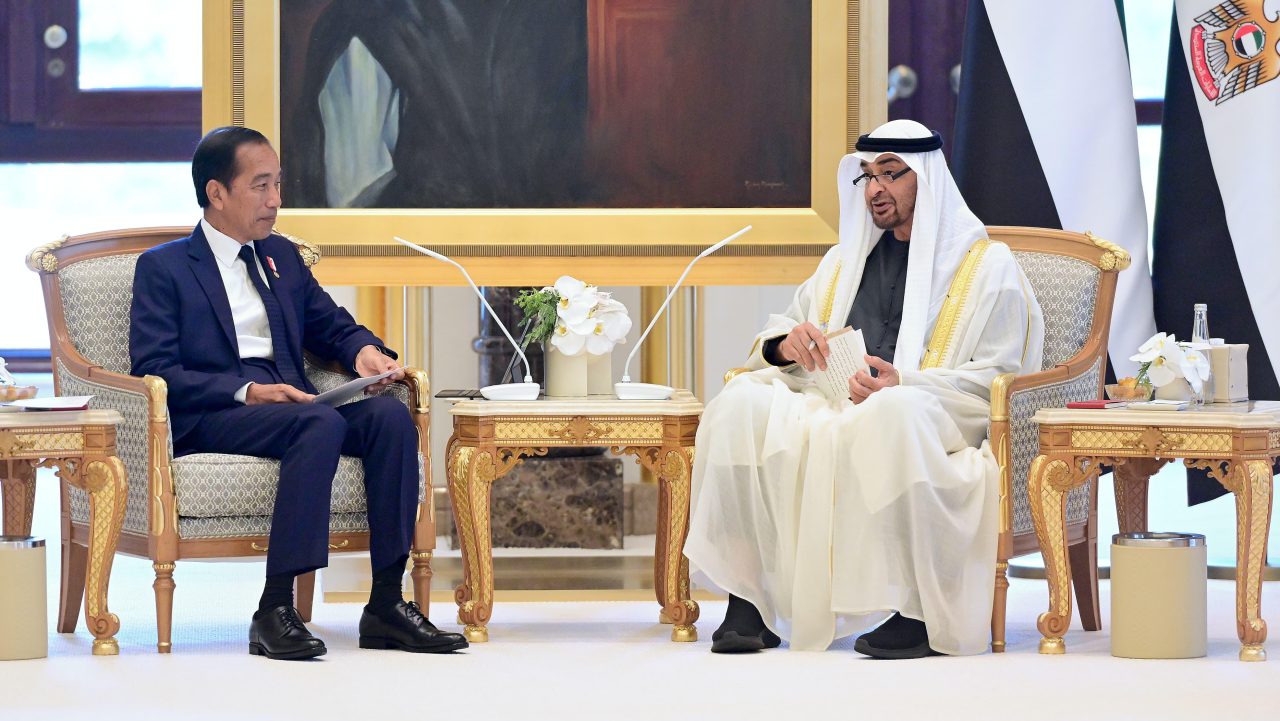 Presiden Joko Widodo mengadakan pertemuan bilateral dengan Presiden Mohamed bin Zayed Al Nahyan (MBZ) di Qasr Al Watan, Abu Dhabi, pada Rabu, 17 Juli 2024. Foto: BPMI Setpres/Muchlis Jr